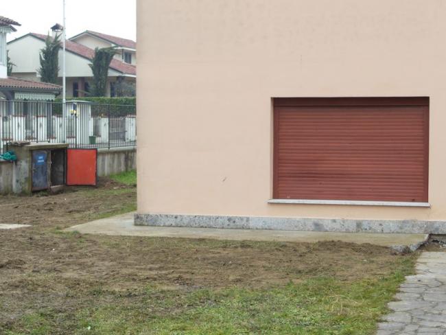 BVG - Gli scavi ormai ricoperti sul lato ovest della struttura, verso l'ingresso pedonale.