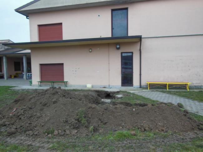 BVG - Gli scavi esguiti per ricercare i tubi dell'acqua.
