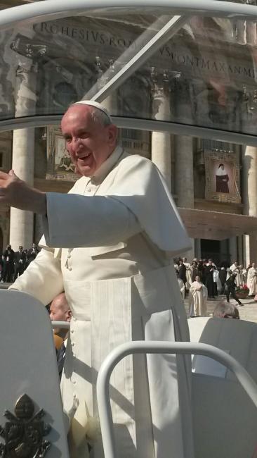 Il Santo Padre passa vicino ai pellegrini pizzighettonesi